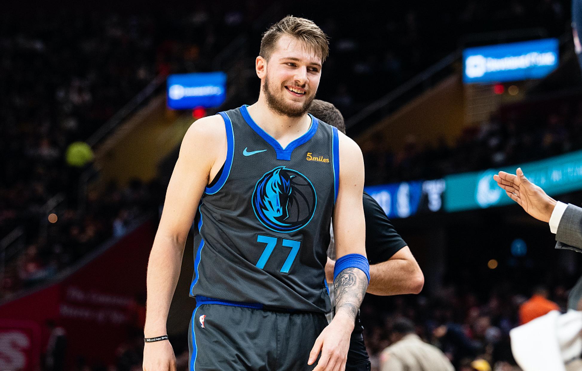 记者：王刚后来在领队陪同下与球迷见面，双方说开了道了歉